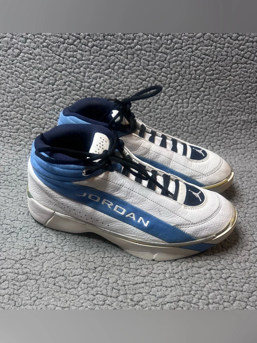 Vintage Jordan Team Showcase UNC Athletic Shoes Men’s Size 10.5 White & Blue